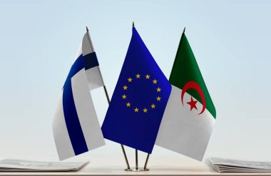 Finlandiya Cezayir ve eu bayrağı kağıtlarla birlikte beklemede