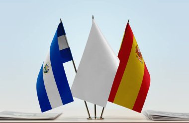 El Salvador İspanya bayrakları tezgahta.