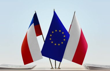 Polonya ve Şili bayrakları kağıtlarla ayakta 