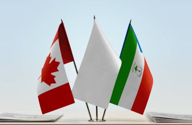 Kanada Ekvator Ginesi ve beyaz bayraklar kağıtlarla beklemede  