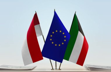 Monaco Kuveyt ve eu bayrakları kağıtlarla ayakta