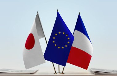 Fransa ve Japonya belgelerle bayrak diktiler   