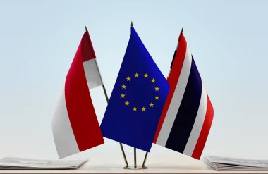 Monaco Tayland ve eu bayrakları kağıtların yanında.