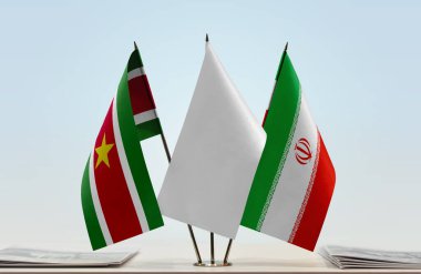 Surinam, Iran ve beyaz bayraklar kağıtlarla ayakta  
