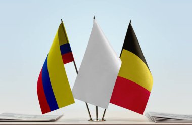 Kolombiya Belçika bayrakları kağıtlarla birlikte duruyor   
