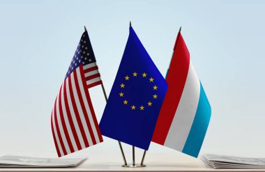 ABD ve eu bayrakları kağıtlarla ayakta  