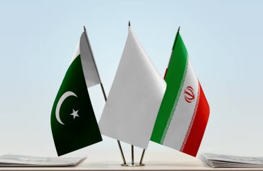 Pakistan ve beyaz bayraklar kağıtlarla ayakta