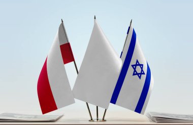 İsrail, Polonya ve beyaz bayraklar kağıtlarla ayakta