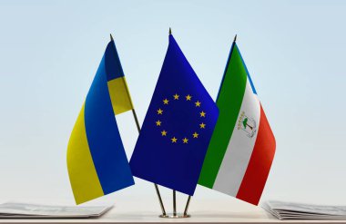 Ukrayna Ekvator Ginesi ve eu bayrağı kağıtlarla beklemede