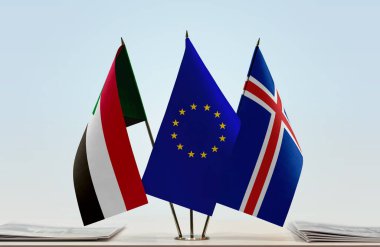 Sudan eu bayrakları tezgahta duruyor.  