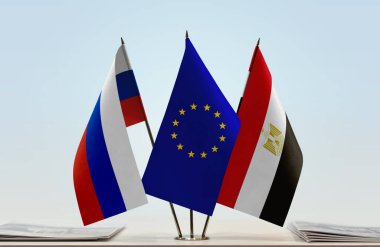 Rusya Mısır ve eu bayrağı kağıtlarla ayakta