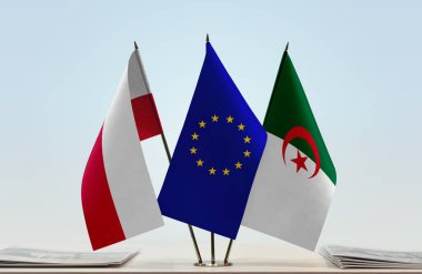 Polonya Cezayir ve eu bayrakları kağıtlarla birlikte beklemede