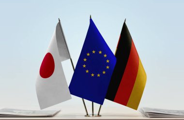 Alman bayrağı kağıtlarla beklemede 