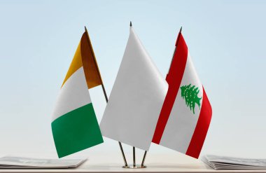 Lübnan Fildişi Sahili ve beyaz bayraklar kağıtlarla ayakta  