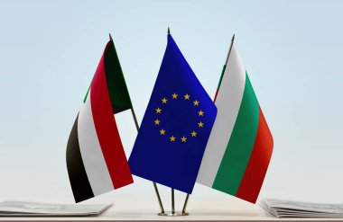 Sudan eu bayrakları tezgahta duruyor.  