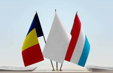 Chad Lüksemburg ve beyaz bayraklar evraklarla ayakta