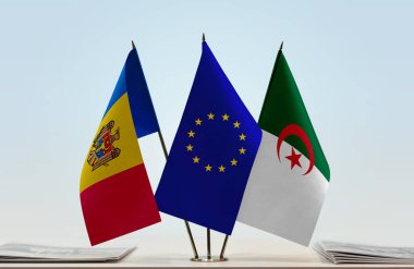 Moldova Cezayir ve eu bayrakları belgelerle ayakta