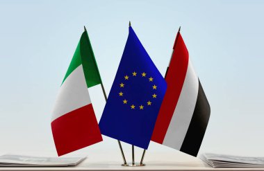 İtalya Yemen ve eu bayrağı kağıtlarla birlikte