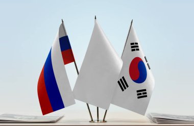 Rusya Güney Kore ve beyaz bayraklar kağıtlarla ayakta