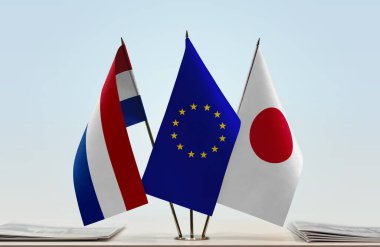 Hollanda ve eu bayrakları kağıtlarla birlikte duruyor