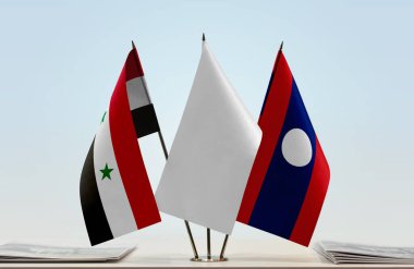 Suriye Laos ve beyaz bayraklar evraklarla birlikte beklemede