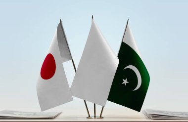 Japonya, Pakistan ve beyaz bayraklar masada gazeteler
