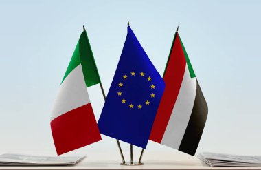 İtalya Sudan ve eu bayrağı kağıtlarla ayakta