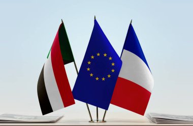 Sudan eu bayrakları tezgahta duruyor.  