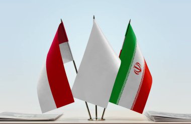 İran ve Monako bayrakları belgelerle ayakta   