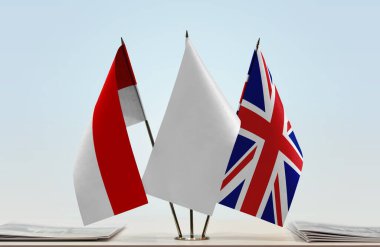 Endonezya Birleşik Krallık bayrakları kağıtlarla birlikte duruyor