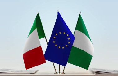 İtalya Nijerya ve eu bayrağı kağıtlarla beklemede