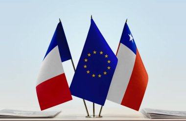 Fransa Şili ve eu bayrağı tezgahta kağıtlarla