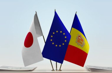 Andorra, Japonya ve eu bayrakları kağıtlarla ayakta duruyor