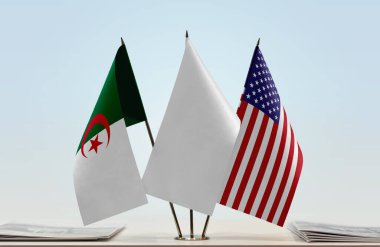 Cezayir, ABD ve beyaz bayraklar belgelerle ayakta  