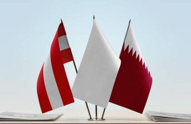 Avusturya, Katar ve beyaz bayraklar belgelerle ayakta