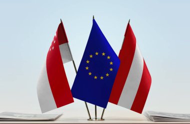Avusturya, Singapur ve eu bayrakları kağıtlarla ayakta