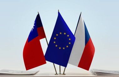 Tayvan CR bayrakları tezgahta.  