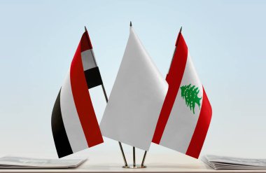  Lübnan ve Yemen bayrakları tezgahta.   