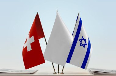 İsviçre bayrağı kağıtlarla beklemede 