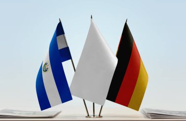 Alman bayrağı kağıtlarla beklemede 