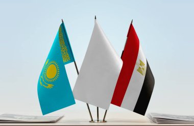Kazakistan ve Mısır bayrakları tezgahta.   