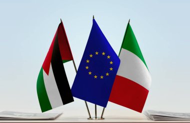 İtalya bayrağı kağıtlarla birlikte beklemede 