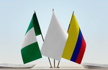 Nijerya Kolombiya ve beyaz bayraklar kağıtlarla birlikte duruyor  