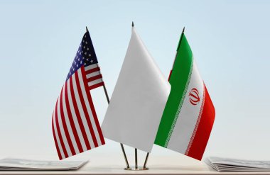 ABD İran ve beyaz bayraklar kağıtlarla ayakta  