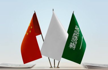 Çin, Suudi Arabistan ve beyaz bayraklar gazete standında  