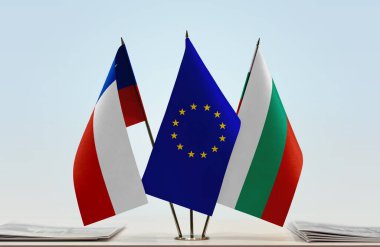 Bulgaristan ve Şili bayrakları belgelerle ayakta 