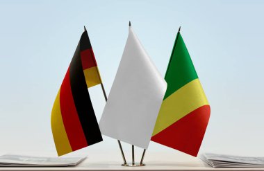 Alman bayrağı kağıtlarla beklemede 