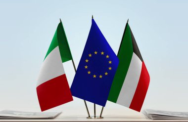 İtalya Kuveyt ve eu bayrağı kağıtlarla hazır bekliyor