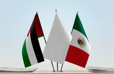 Filistin Meksika ve beyaz bayraklar kağıtlarla ayakta