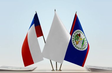Belize, Şili bayrakları kağıtlarla birlikte duruyor 